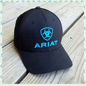 Nwot Black Ariat Fitted Hat 